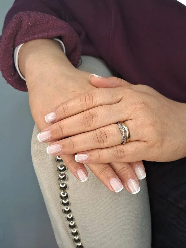 Manicuría semipermanente francesa en CB Stylo Belleza, Villa Crespo