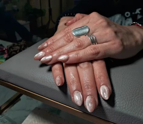 Manos con esmaltado nacarado y piel hidratada en CB Stylo Belleza, Villa Crespo