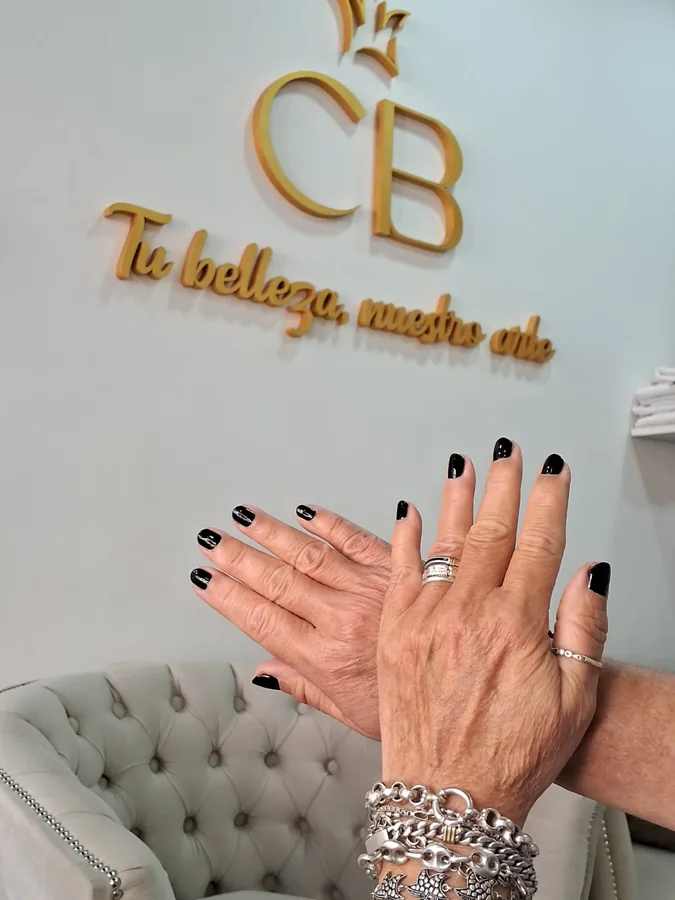 Manicuría semipermanente en negro hecha en CB Stylo Belleza, Villa Crespo