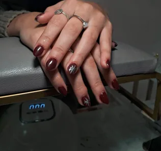 Uñas con esmaltado bordó y decoración en una uña, CB Stylo Belleza, Villa Crespo