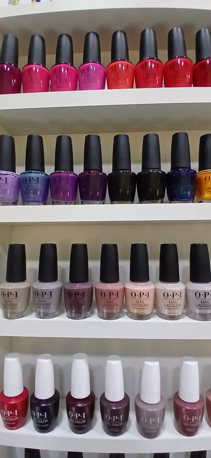 Carta de esmaltes OPI disponibles en CB Stylo Belleza, Villa Crespo