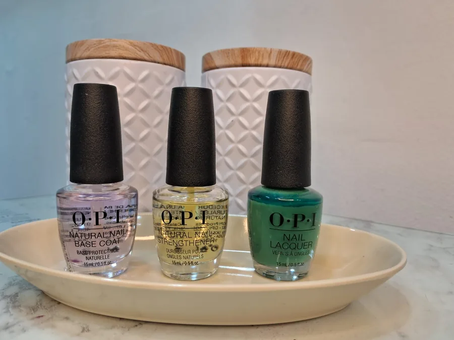 Base coat, endurecedor y esmalte OPI usados en las manicurías de CB Stylo Belleza