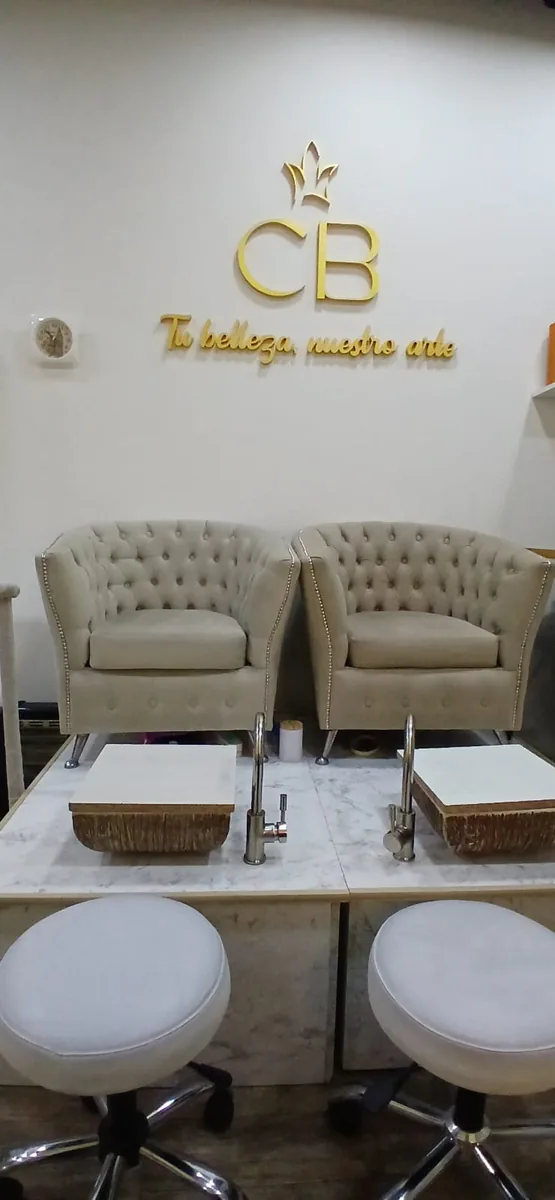 Sillones y estaciones de pedicuría del studio CB Stylo Belleza en Villa Crespo