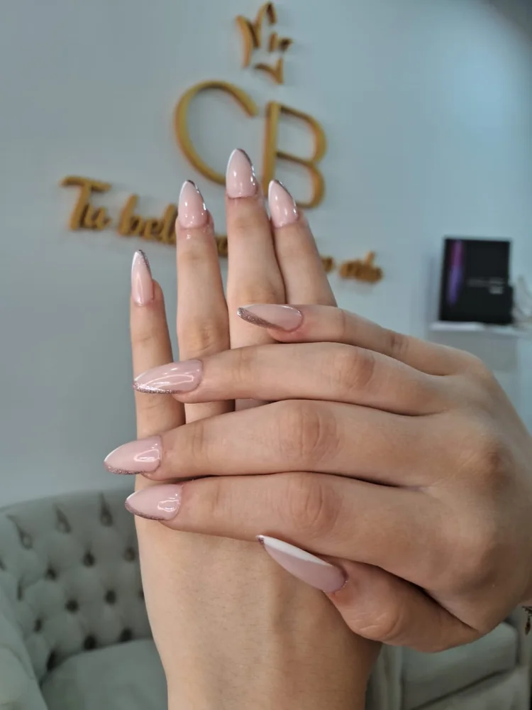 Uñas en poly gel con francesita glitter hechas en CB Stylo Belleza, Villa Crespo