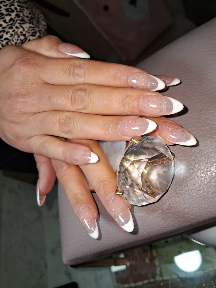 Uñas en soft gel con francesita blanca y glitter, CB Stylo Belleza Villa Crespo