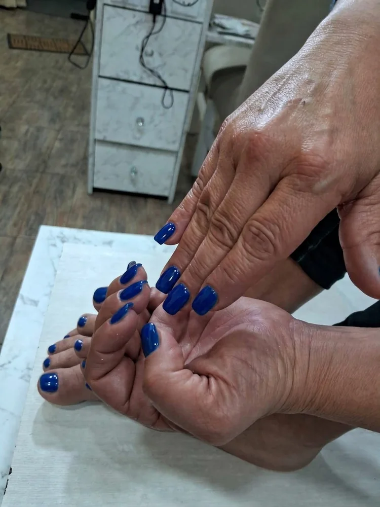 Pedicuría completa con esmaltado semipermanente azul en CB Stylo Belleza, Villa Crespo