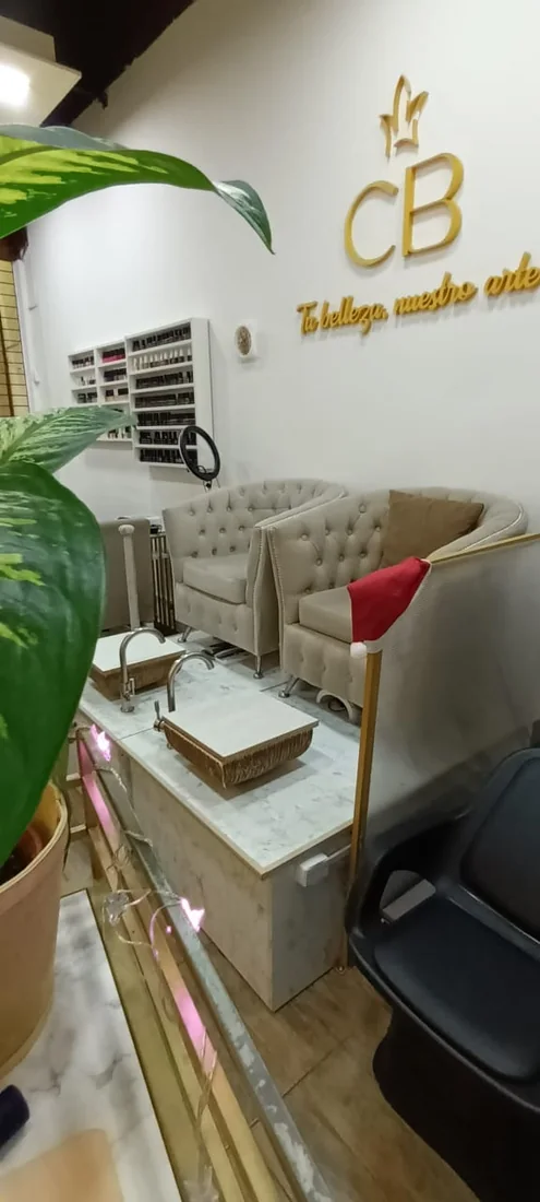 Sector de pedicuría con sillones y exhibidor de esmaltes en CB Stylo Belleza, Villa Crespo