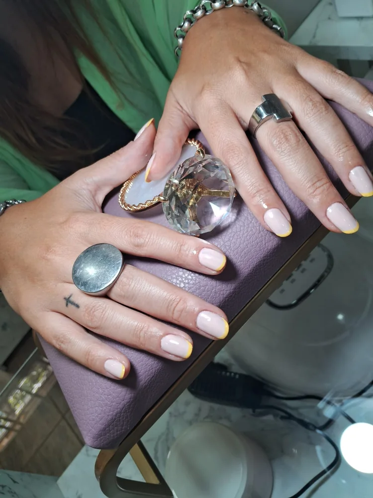 Manicuría semipermanente nude con francesita amarilla, CB Stylo Belleza Villa Crespo