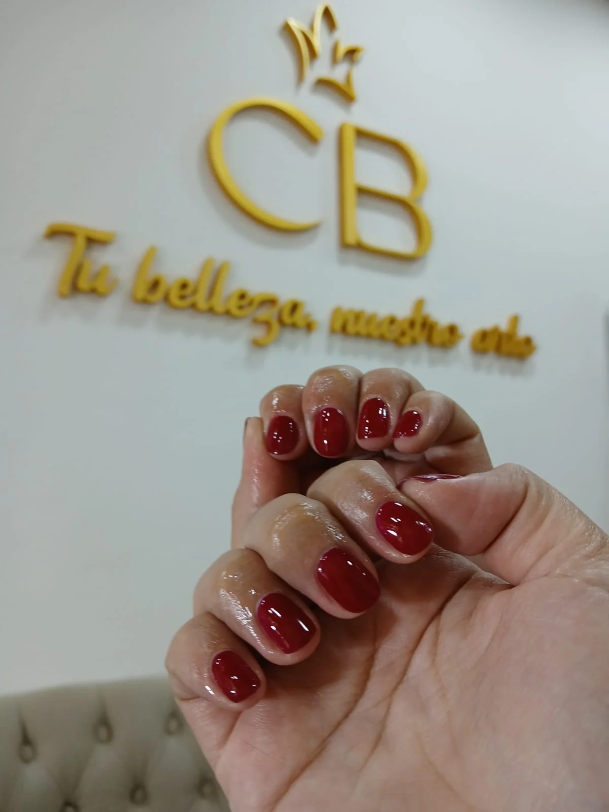 Manicuría con esmaltado rojo OPI hecha en CB Stylo Belleza Studio, Acevedo 198, Villa Crespo