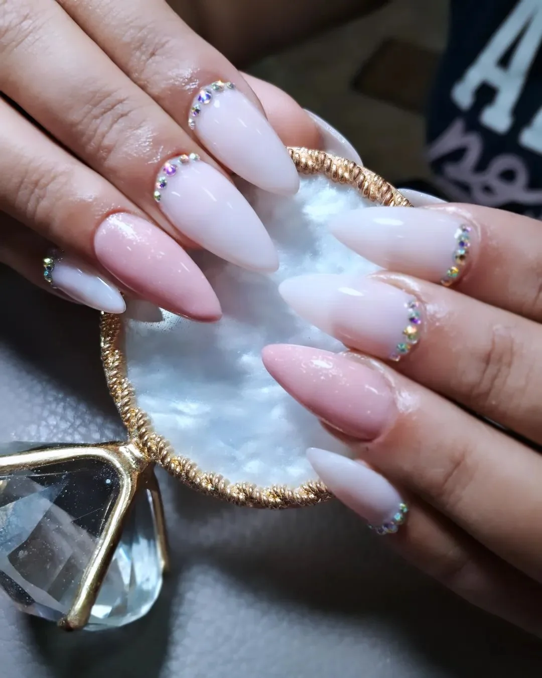 Uñas largas en soft gel color lechoso con strass, hechas en CB Stylo Belleza, Villa Crespo