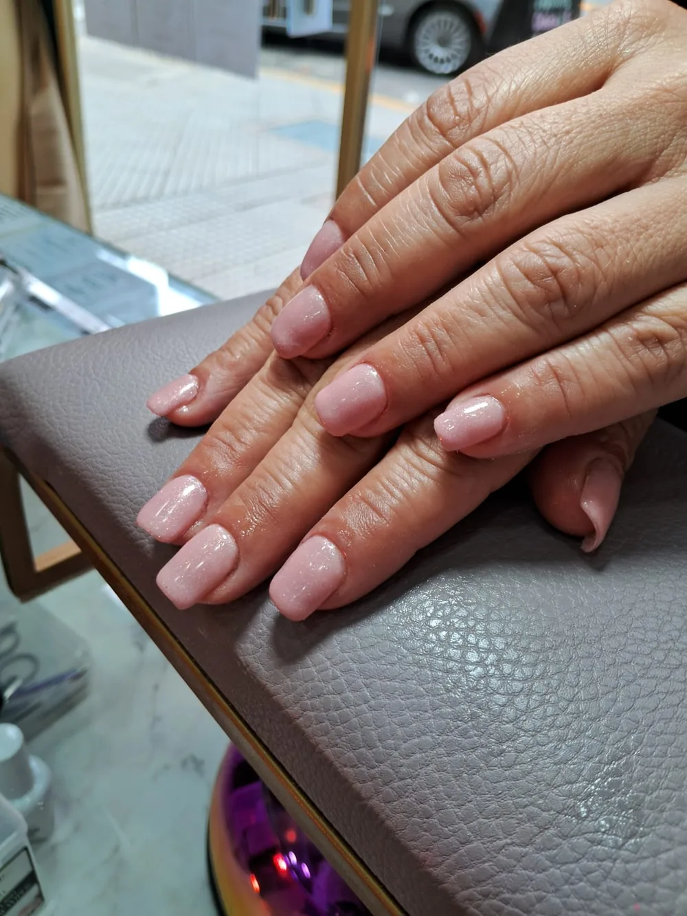 Kapping soak gel en rosa nude con brillo hecho en CB Stylo Belleza, Villa Crespo