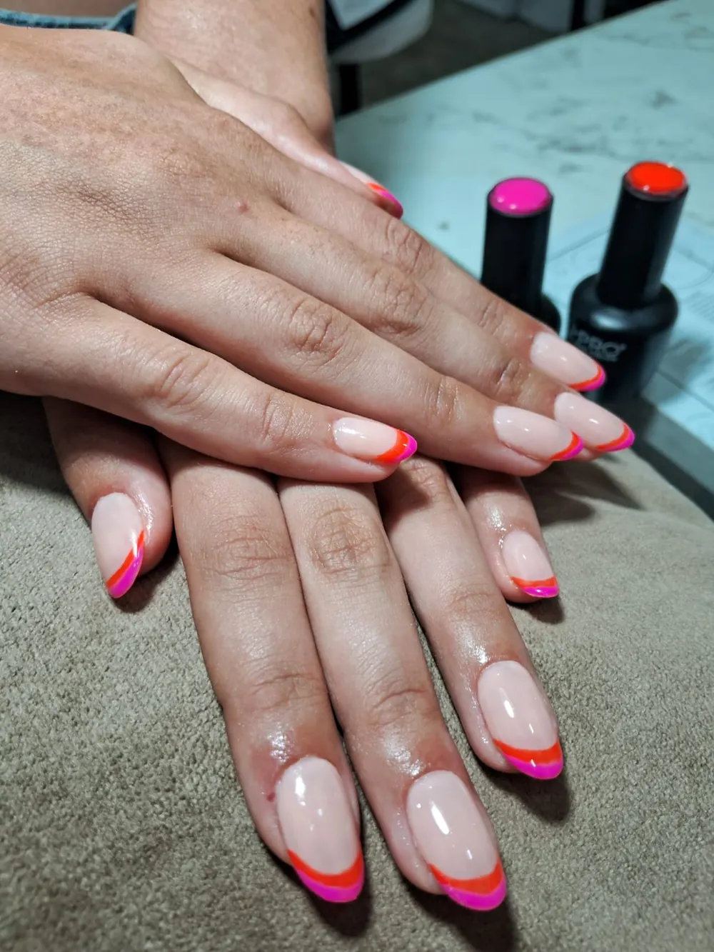 Kapping poly gel con francesita doble en naranja y fucsia, CB Stylo Belleza, Villa Crespo