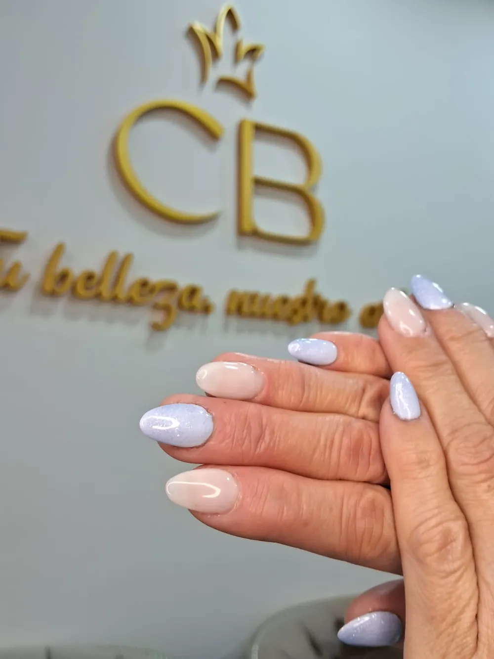Uñas semipermanentes en lila perlado y nude hechas en CB Stylo Belleza, Villa Crespo