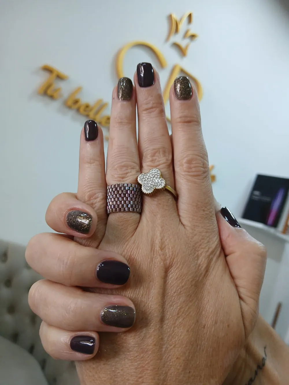 Manicuría semipermanente bordó con acento glitter dorado, CB Stylo Belleza Villa Crespo