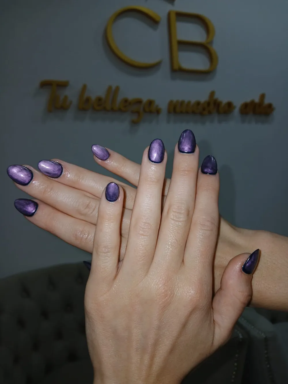 Uñas cat eye en violeta metalizado hechas en CB Stylo Belleza, Villa Crespo