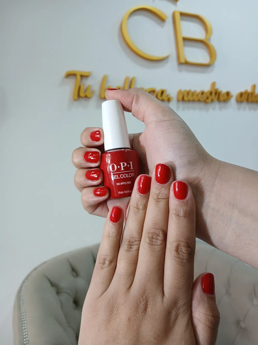 Manicuría semipermanente en rojo OPI Big Apple Red, CB Stylo Belleza Villa Crespo