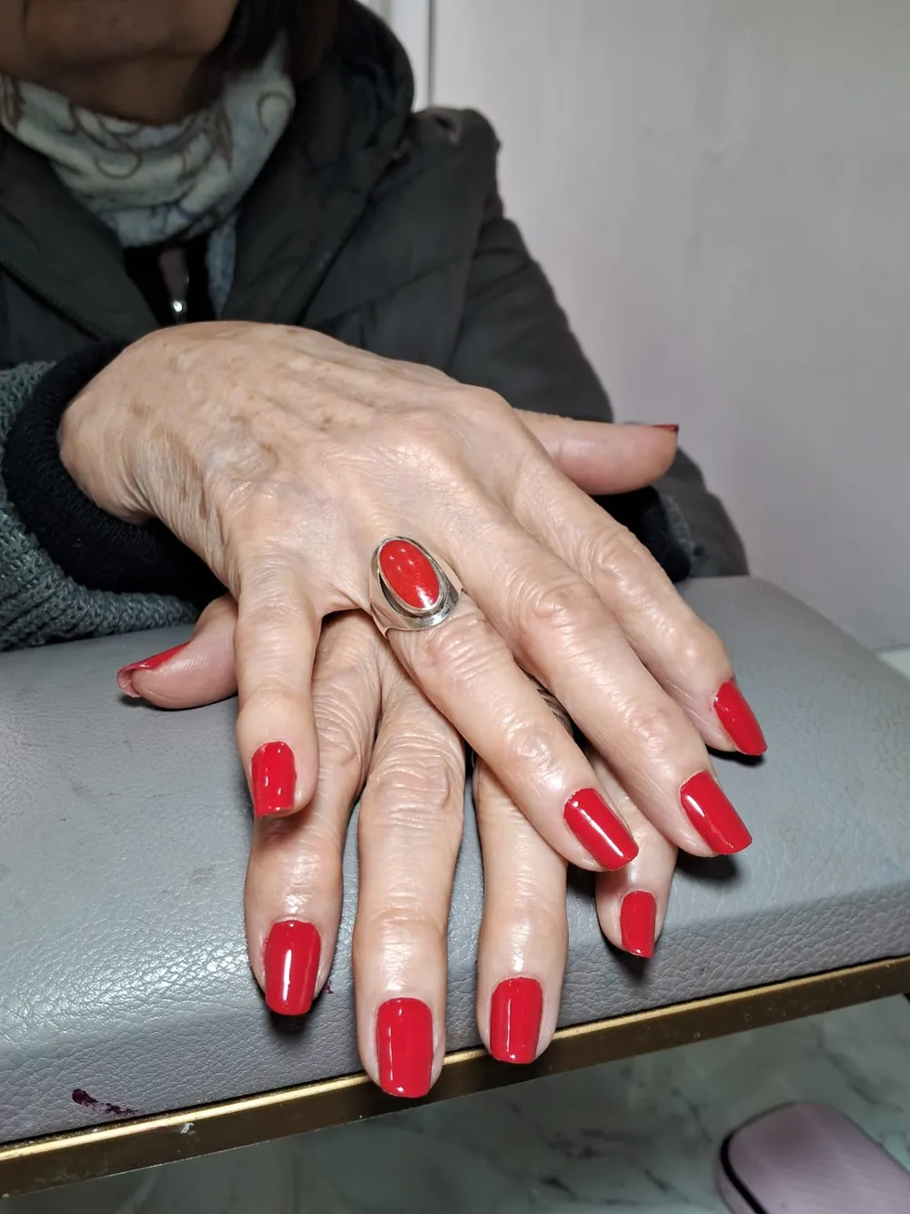 Manicuría semipermanente roja en uñas cuadradas largas, CB Stylo Belleza Villa Crespo