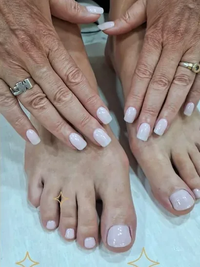 Manos y pies con esmaltado liso en tono claro en CB Stylo Belleza, Villa Crespo