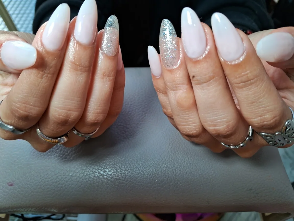 Uñas almendradas en rosa claro con acento de glitter plateado, CB Stylo Belleza Villa Crespo