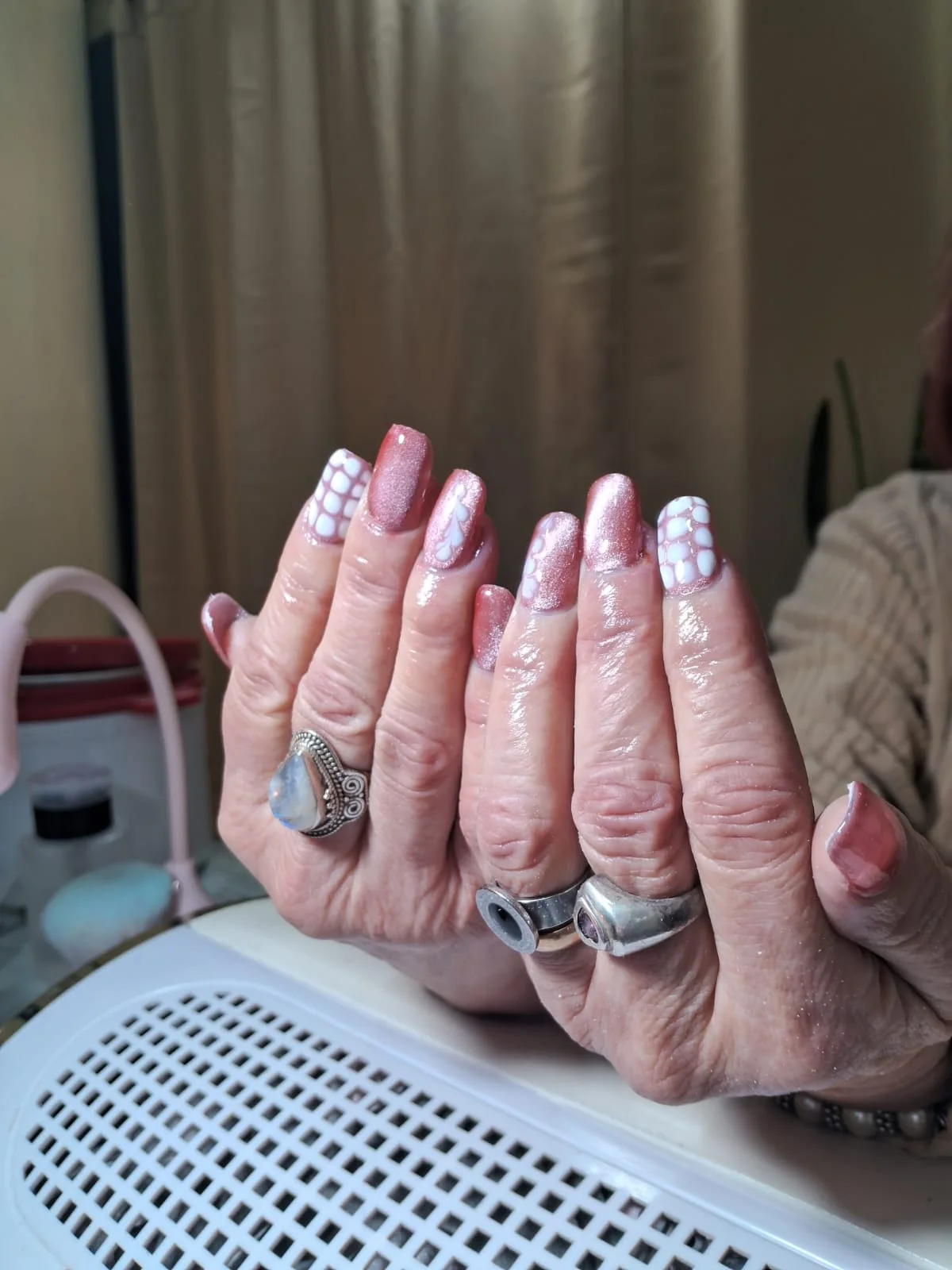 Uñas esculpidas en rosa con glitter y nail art blanco a mano alzada, CB Stylo Belleza Villa Crespo