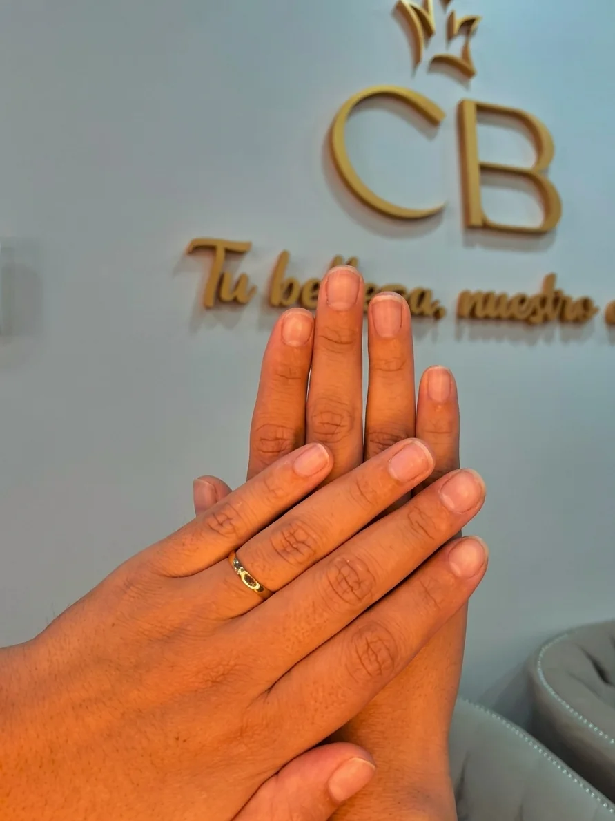 Manicuría sin esmalte: uñas naturales prolijas con cutícula trabajada en CB Stylo Belleza, Villa Crespo